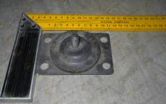 Кронштейн крепления пружины пневмоамортизатора кабины верхний HOWO AZ1642430030