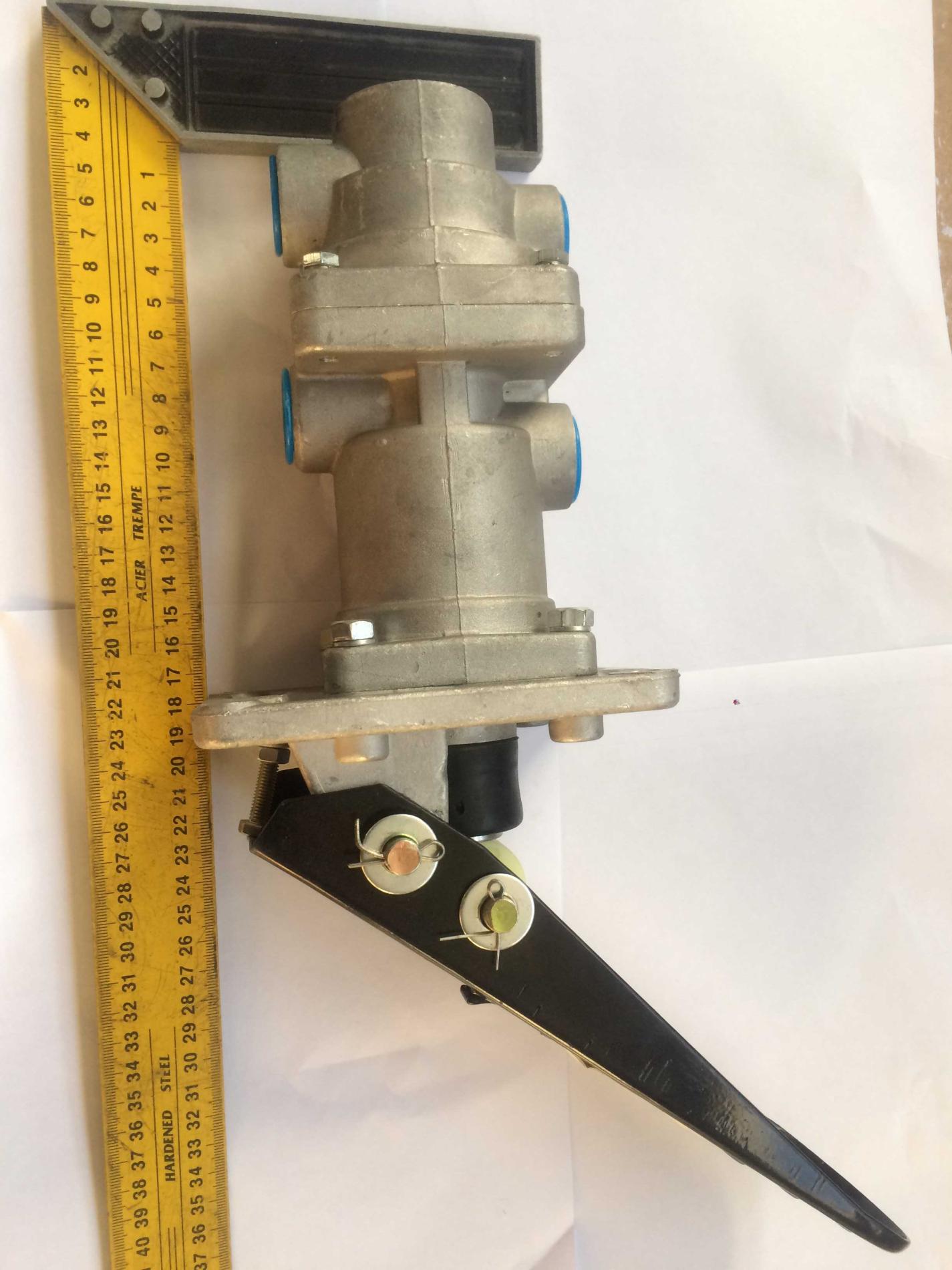 Педаль тормоза с тормозным клапаном CDM853/856D LG856.08.07