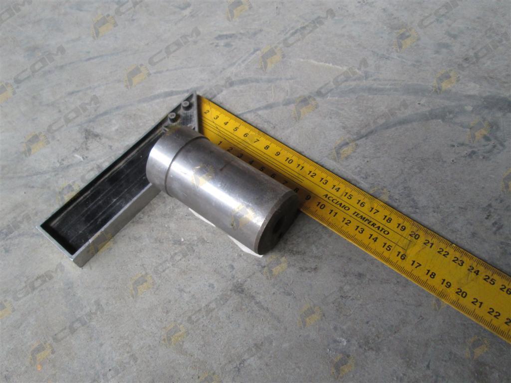 Вал шестерни промежуточной задней передачи левый КПП HW18709 HOWO WG2212050101