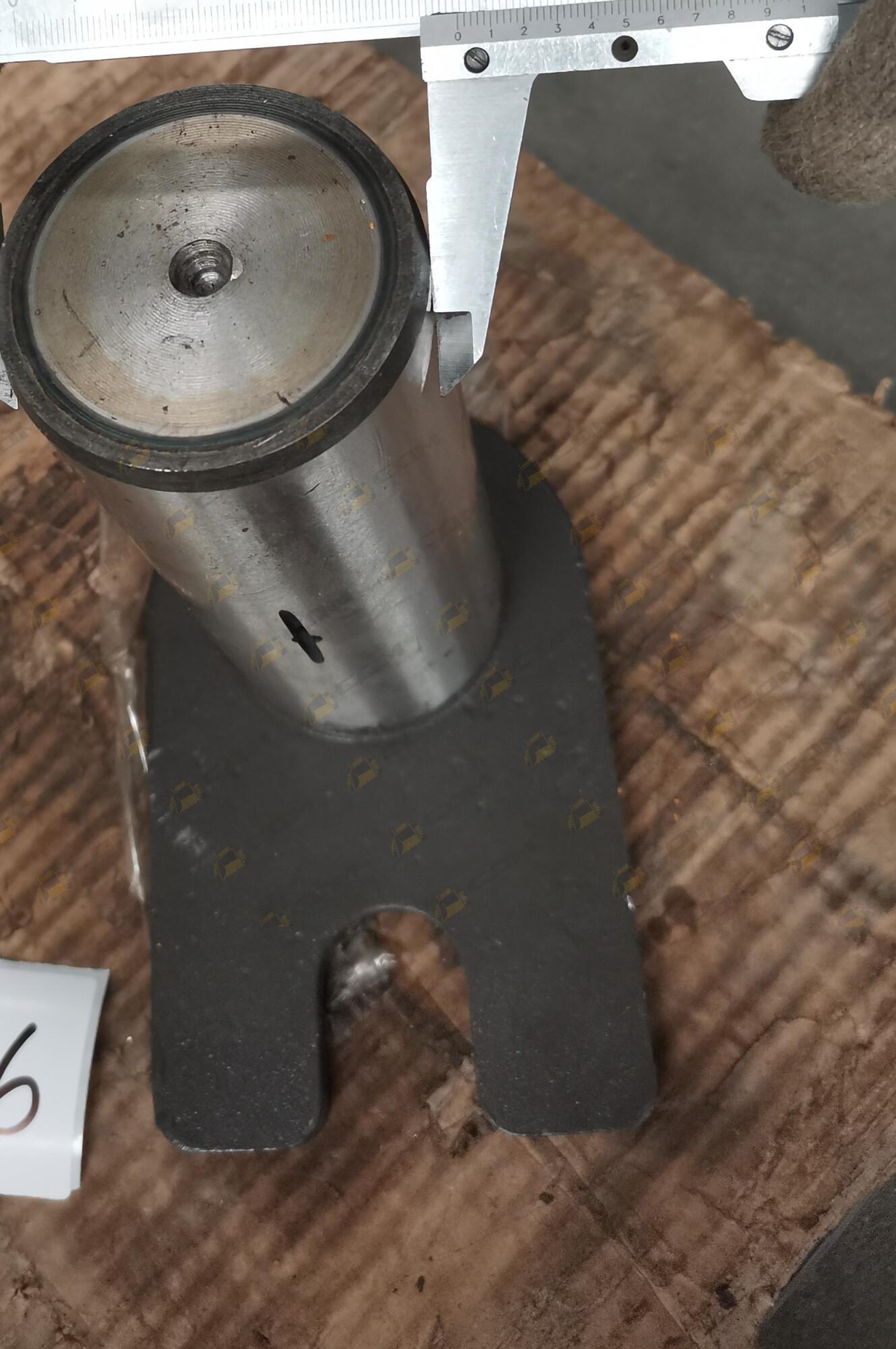 Палец крепления гидроцилиндра подъема к стреле d=70 L=185 вилка ZL50E.8.7/9303856 250400158