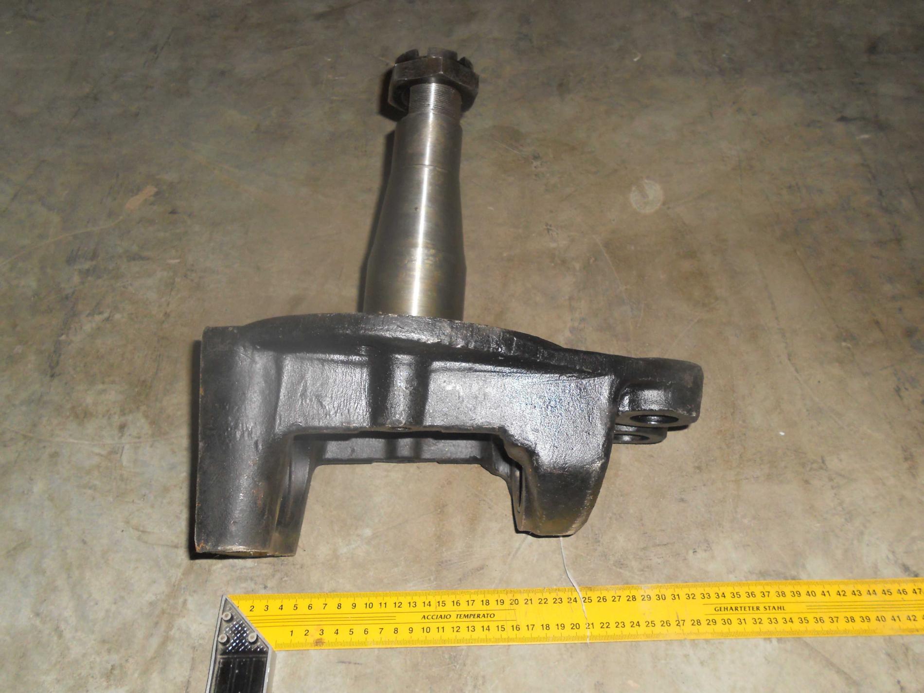 Цапфа (поворотный кулак) правый HOWO Euro-2/3 (199112410058) AZ9710410067