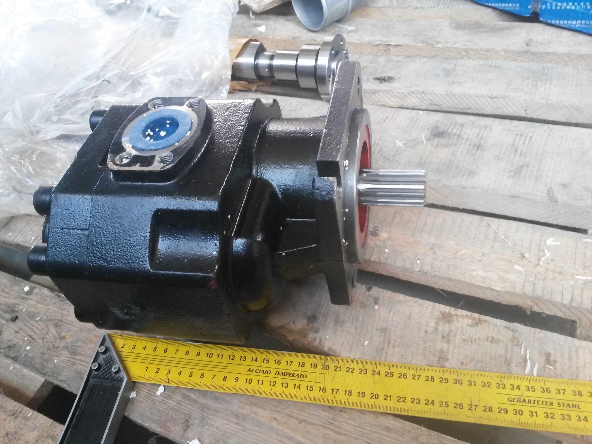 Насос гидравлический CDM835 LGCB3112 LG833B.06VI.01.01