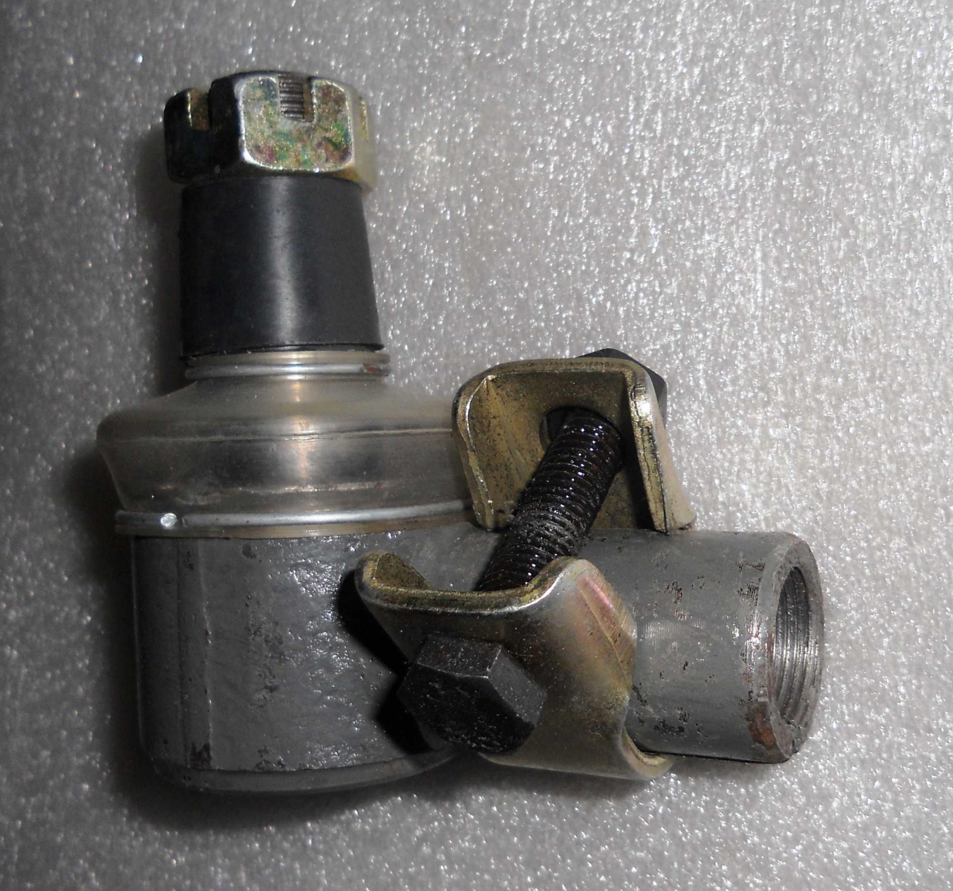 Наконечник рулевого цилиндра левый HOWO AZ9115470025